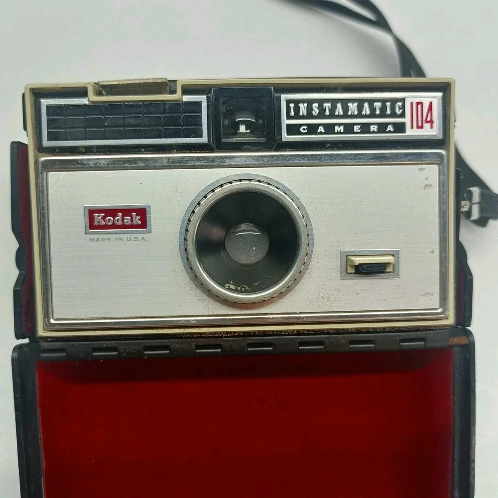 Vintage Kodak Instamatic 704 Camera - Collectible w/ Hard Case‎ UNTESTED